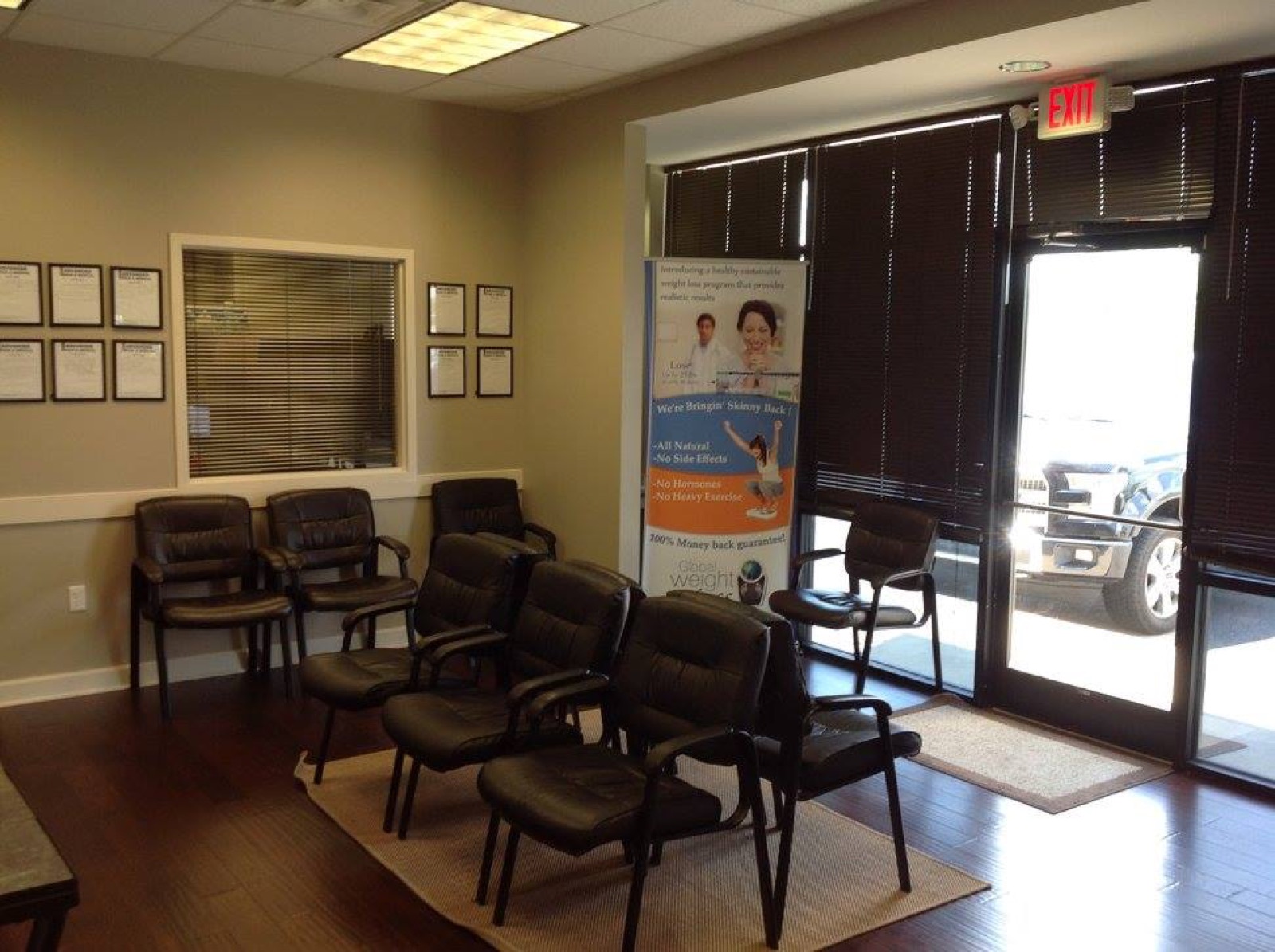 The bright, welcoming waiting room at Advanced Rehab & Medical in Jackson, TN